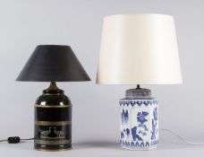 Zwei Tischlampen Porzellan bzw. Metall. Chinesische Deckelvasen als Lampenfuß. 1-flammig. Heller bzw