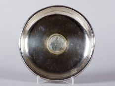 Flache Münzschale Silber 900. Runde Form. Mit eingelassener Münze ''Patrona Bavariae''. D. 17,5 cm. 