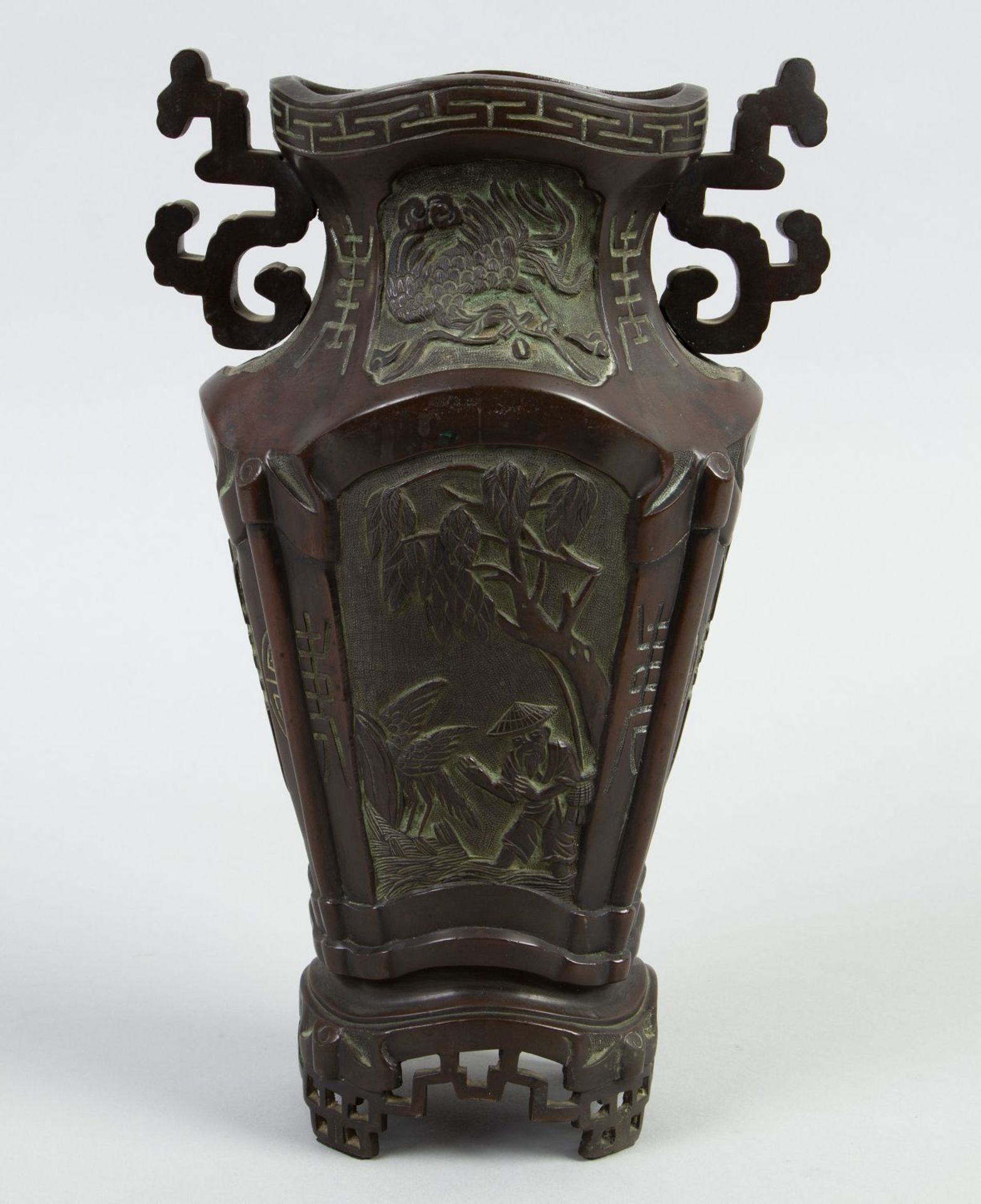 Vase Bronze. 2 seitliche Handhaben. Auf 4 Füßchen stehend. Auf der Wandung Kartuschen mit figürliche