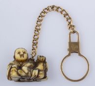 Schlüsselanhänger mit antikem Netsuke Gelbgold 750. Rundpanzerkette. H. 14 cm. Ca. 22,8 g.