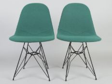Ein Paar Wire Chairs Verstrebtes geschwärztes Metallgestell. Grüner abnehmbarer Stoffbezug. Entwur