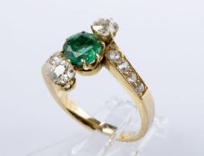 Smaragd-Diamant-Ring Gelbgold 750 (geprüft). Ausgefasst mit rundem Smaragd, D. ca. 6,47 mm, 2 Altsch