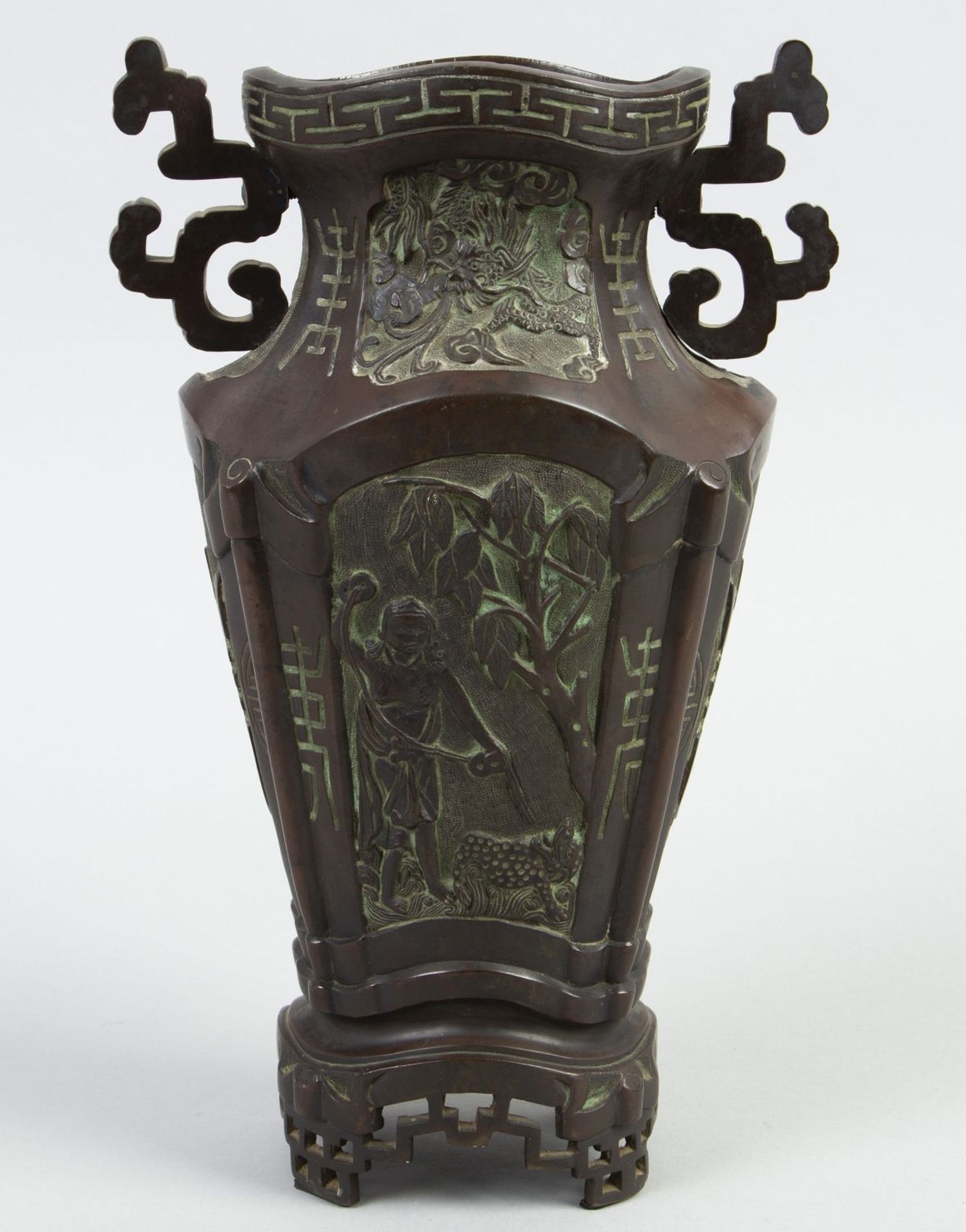Vase Bronze. 2 seitliche Handhaben. Auf 4 Füßchen stehend. Auf der Wandung Kartuschen mit figürliche - Bild 2 aus 2