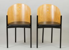 Ein Paar Stühle Schwarz lackiertes Metallgestell. Rundstabbeine. Schalenförmige Lehnen aus Buchenspe