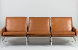 Dreisitzersofa FK 6720 Verchromter Bandstahl. Polsterung mit braunem Lederbezug. Lederbespannte Arml