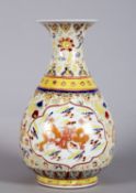 Vase Porzellan. Birnenförmiger Korpus. Polychromer Dekor mit Drachen- und Phönixdarstellungen. Mehre