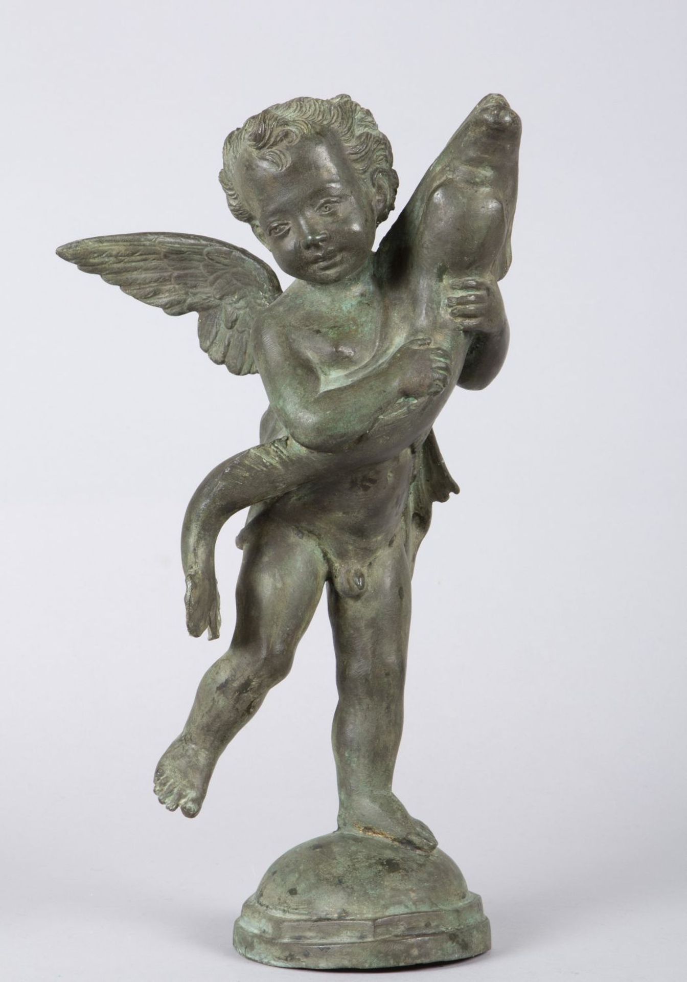Engel mit Delphin als Wasserspeier Bronze. Um 1900. H. 39 cm.