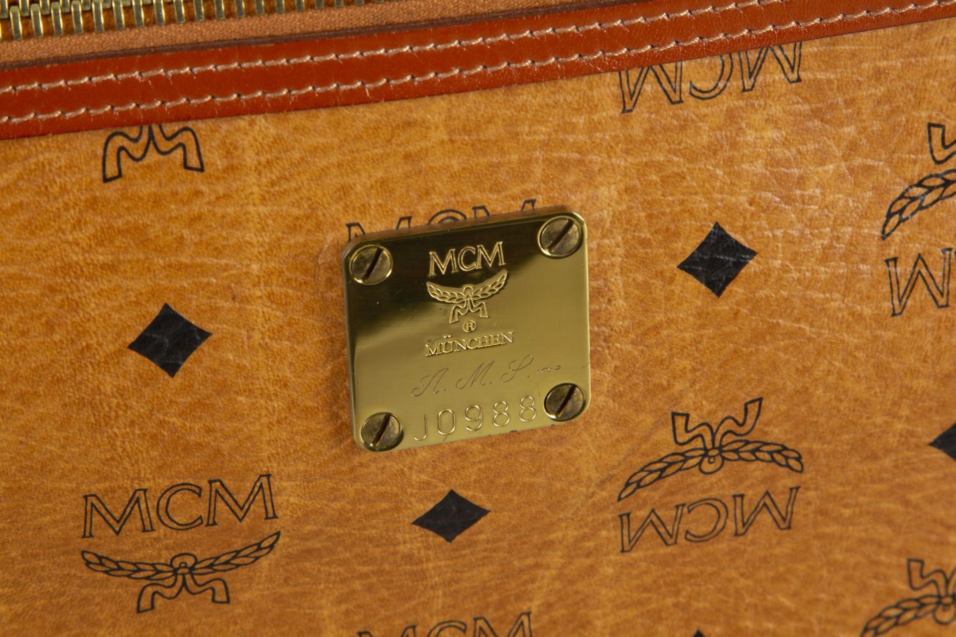 MCM-Koffer Cognacfarbenes Rindsleder mit Logoprint. Messingbeschläge. Schulterriemen. Messingfüßchen - Bild 2 aus 2