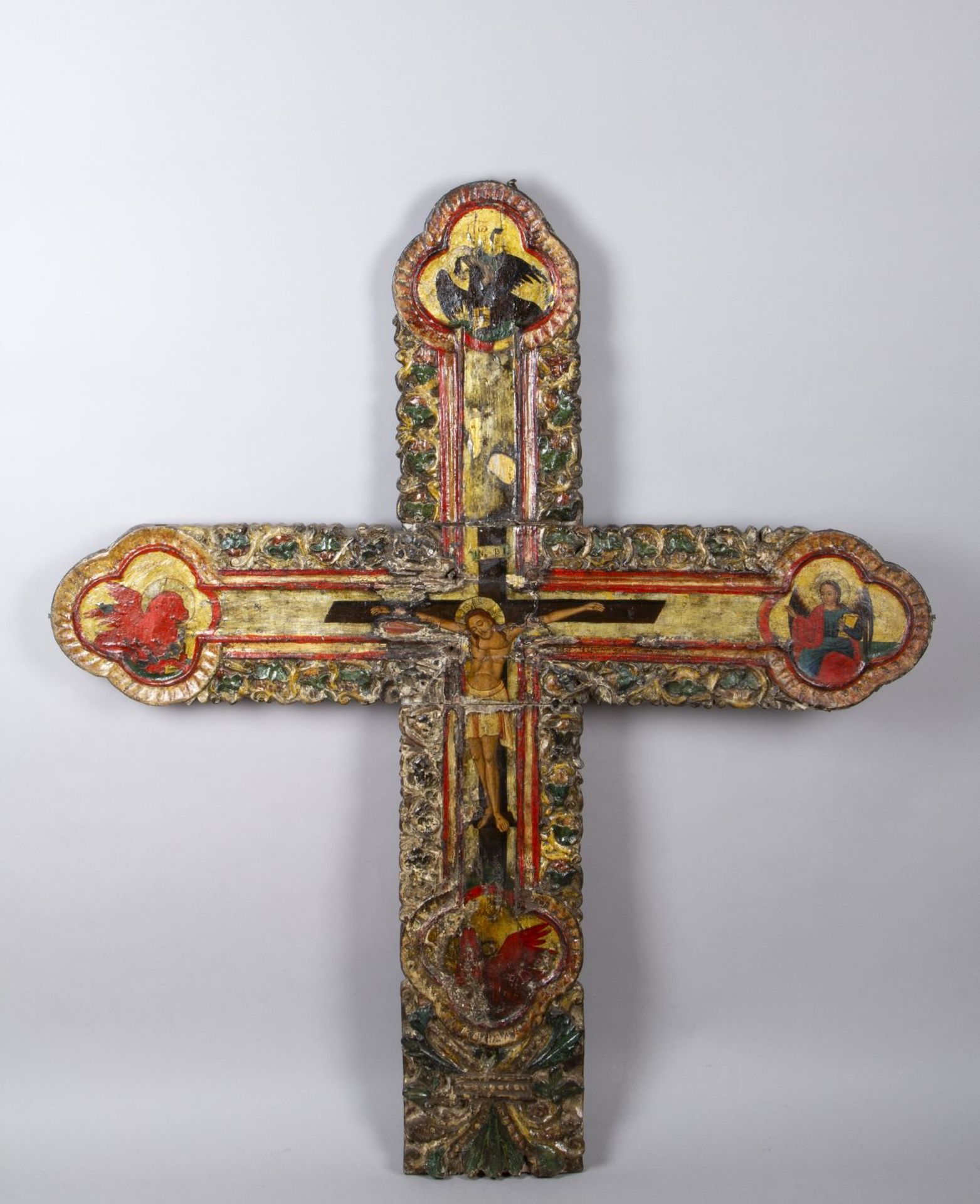 Großes Kreuz Holz, geschnitzt. Farb- und Goldfassung. Wohl Griechenland. H. 117 cm. Besch.