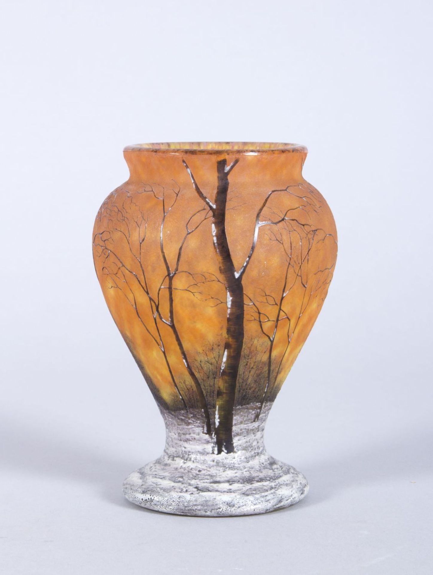 Kleine Vase von Daum Nancy Farbloses Glas. Gelbe, orange und braune Pulvereinschmelzungen. Umlaufend - Image 3 of 3