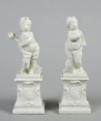 Putto als Pandora und Putto als Flora Zwei Figuren auf Sockeln. Geprägtes Rautenschild. Nymphenburg,