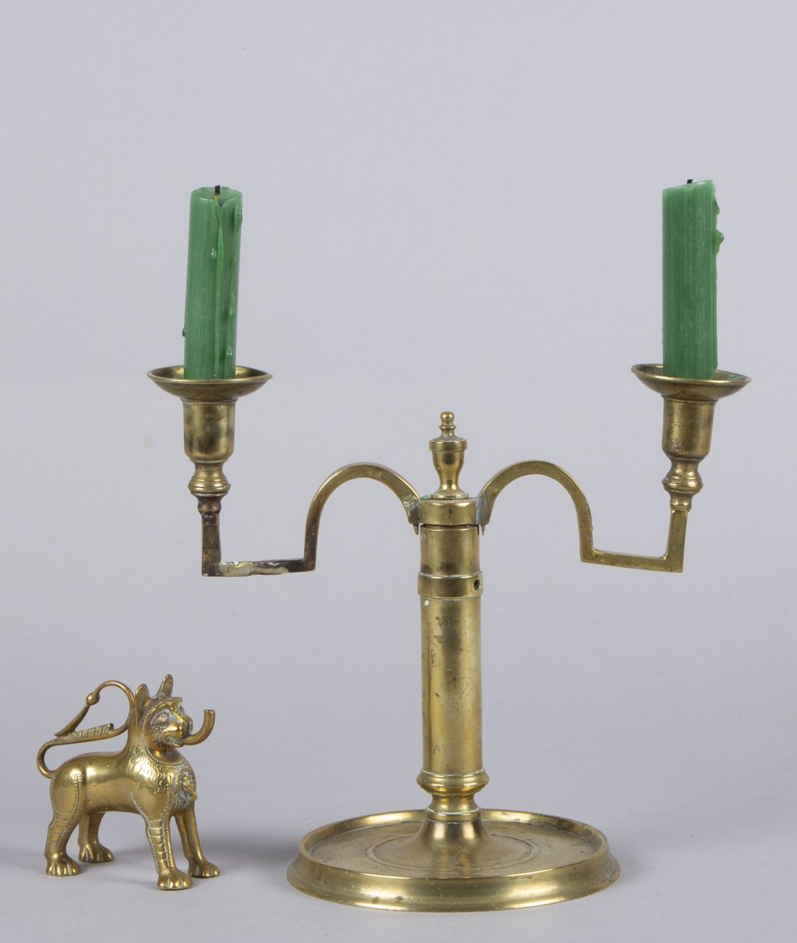 Biedermeier-Kerzenleuchter, 2-armig Messing. H. 21 cm. Rest. Alterssch. DABEI: Miniatur-Aquamanile. 