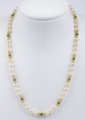 Perlenkette Akoya-Zuchtperlen, D. ca. 7,8-8 mm. Gelbgoldkugeln und Smaragdlinsen. Kugelschließe aus 