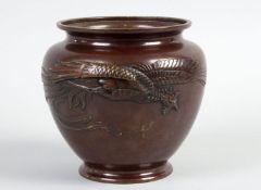 Cachepot Bronze. Mit Phönixdarstellung im Relief. Wohl Japan. H. 20,5 cm. Ber. Alterssp.