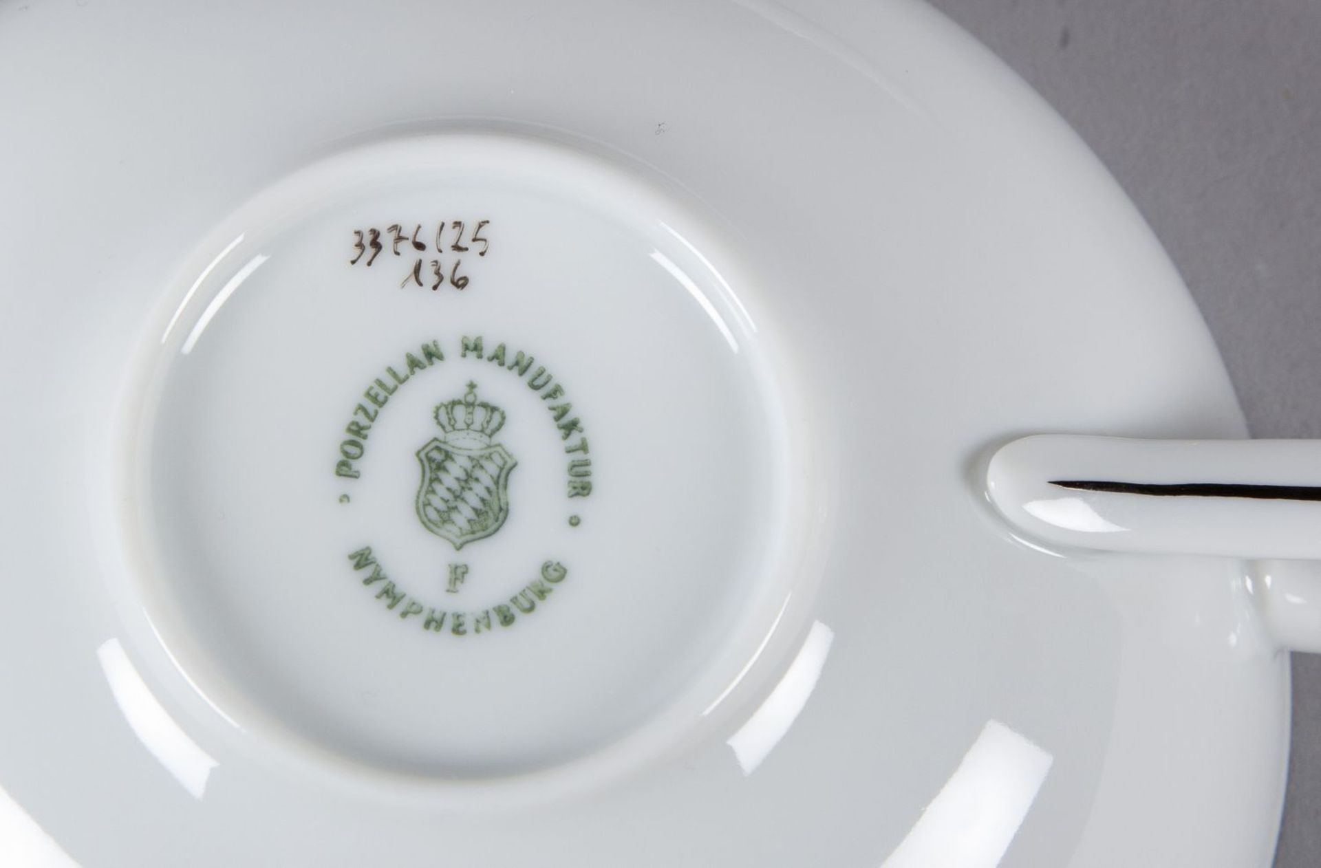 Teetasse auf großer Untertasse Schwarzer Rand. Geprägtes Rautenschild. Grüne Manufakturmarke. Nymphe - Image 2 of 2