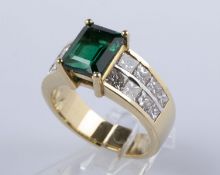 Turmalin-Diamant-Ring Gelbgold und Weißgold 585. Ausgefasst mit grünem Turmalin im Smaragdschliff ca