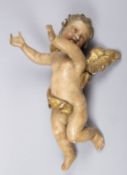 Geflügelter Putto Stuck. Farb- und Goldfassung. In schwebender Haltung. Mit Tuchdraperie. 19. Jh. H.