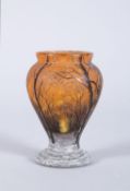 Kleine Vase von Daum Nancy Farbloses Glas. Gelbe, orange und braune Pulvereinschmelzungen. Umlaufend