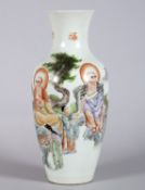 Vase Porzellan. Polychromer Dekor mit 2 Arhats und Gläubigen. Mit Schriftzeichen. Bodenmarke. China.