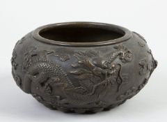 Weihrauchschale Bronze. Auf der Wandung Reliefdekor mit Drachen und Wolken. Bodenmarke. China, 19. J