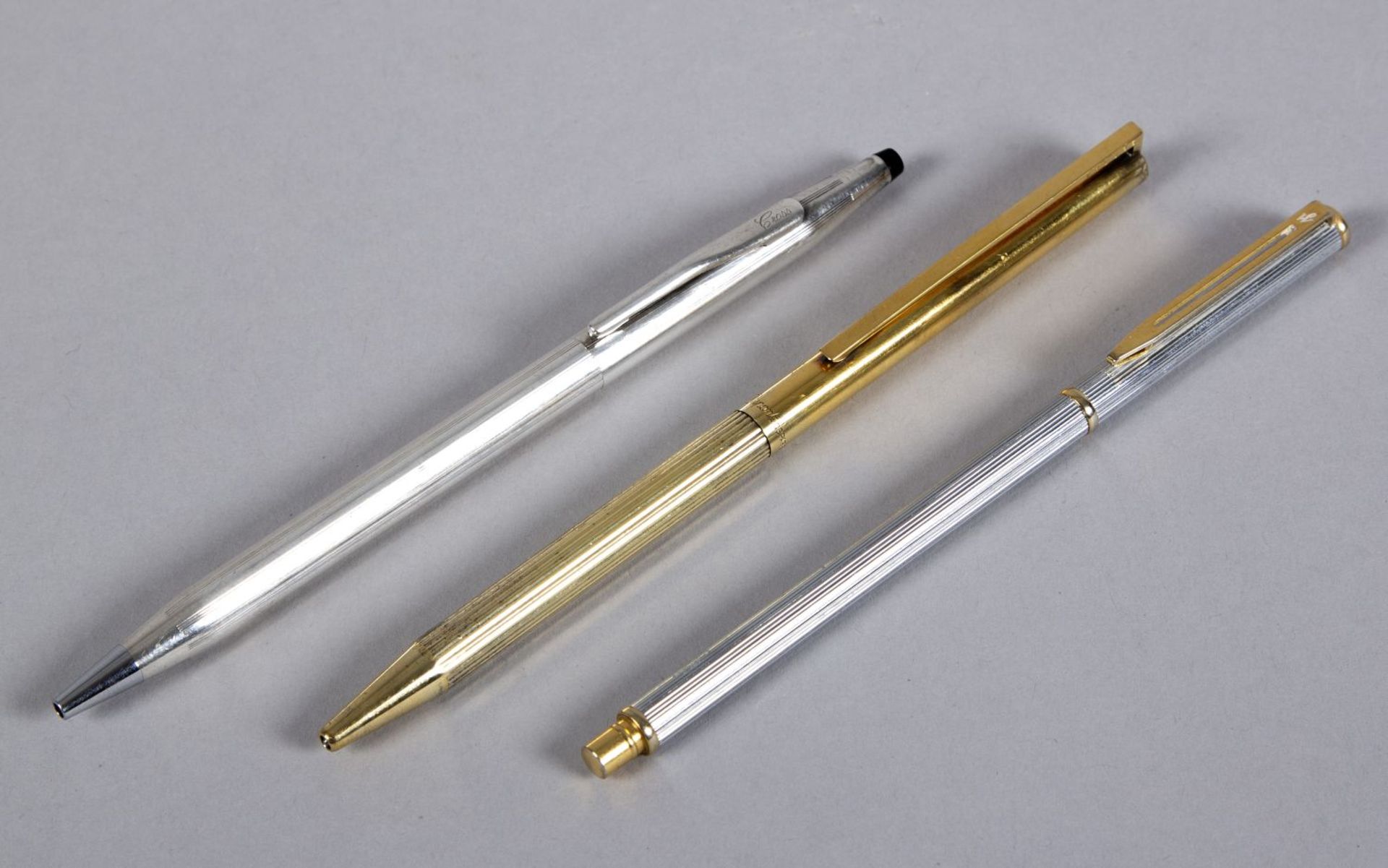 Drei Kugelschreiber Sterlingsilber, tlw. vergoldet und unedel. Firmensignet u.a. Dupont, Paris und C