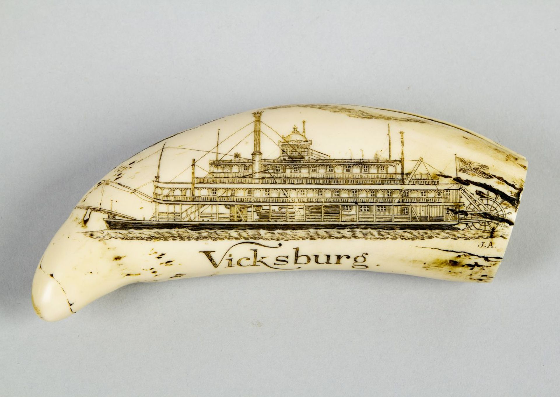 Scrimshaw Pottwahlzahn. Gravurdekor mit Darstellung des Mississippi-Dampfers Vicksburg. L. 18 cm. - Bild 2 aus 2