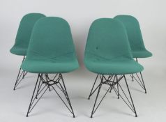 Satz von 4 Wire Chairs Verstrebtes geschwärztes Metallgestell. Grüner abnehmbarer Stoffbezug. Entwur