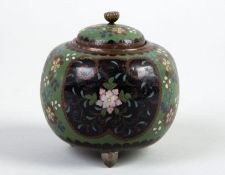 Cloisonné-Deckelgefäß Auf 3 Füßchen runder Korpus. Polychromer floraler Dekor. Bodenmarke. China. H.