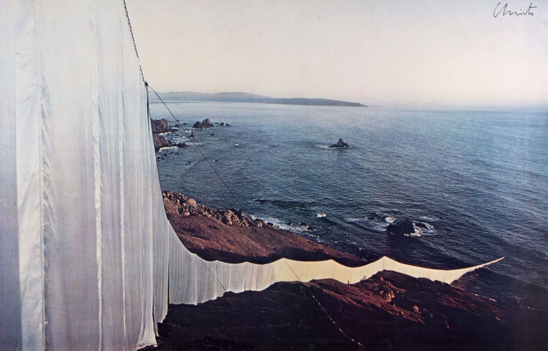 Christo, Vladimirov Javacheff. 1935 Gabrovo - New York 2020 Running Fence meets the pacific ocean. F