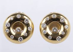 Ein Paar Ohrstecker ''happy diamonds'' von Chopard Gelbgold 750. Ausgefasst mit 18 Brill. zus. ca. 0