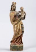 Maria mit Jesuskind Holz, geschnitzt. Rückseite summarisch. Farb- und Goldfassung. Auf Sockel in ges