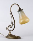 Jugendstil-Tischlampe Ornamentierter Messingstand. 1-flammig. Blütenförmiger farbl. Glasschirm mit P