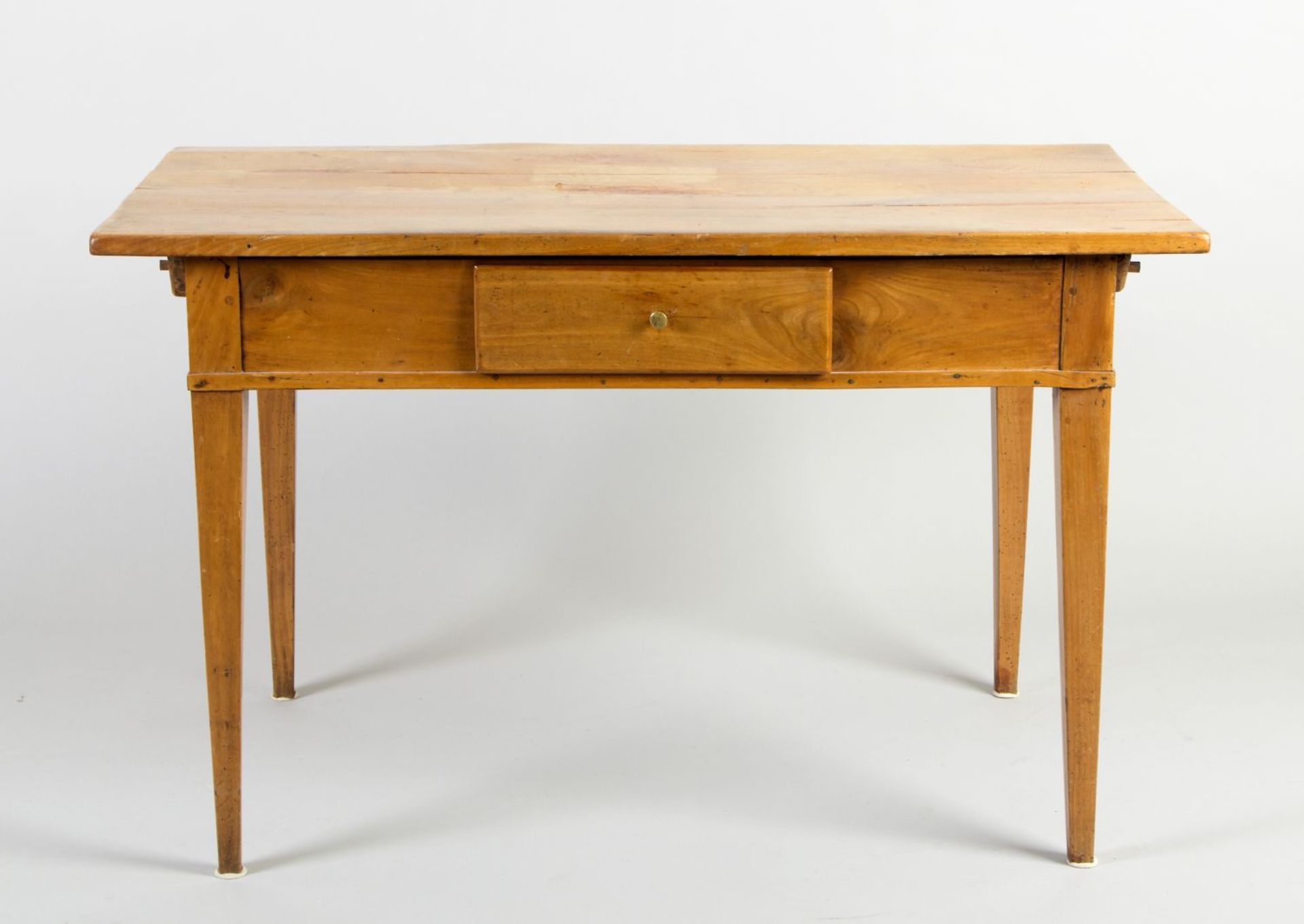 Tisch. Kirschbaum. Verjüngte Vierkantbeine. Zarge mit Schub. Anf. 19. Jh. 73 x 117 x 66 cm. Besc