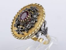 Rubin-Diamant-Ring Gelbgold 750. Ovaler Ringkopf ausgefasst mit Dia.-Rosen in Silber und ovalem Rubi