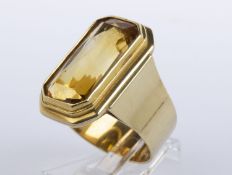 Citrin-Ring Gelbgold 585. Ringkopf ausgefasst mit Citrin, facettiert geschliffen. RG 58. Ca. 12 g.