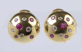 Ein Paar Ohrclips vom Juwelier Rath Gelbgold 750. Halbkugelige Form, ausgefasst mit Brill. zus. ca. 