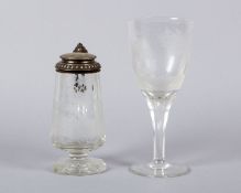 Krug und Pokal Farbloses Glas. Deckel Silber 800. Versch. Tierdekore. 19. bzw. 20. Jh. H. bis 25 cm.