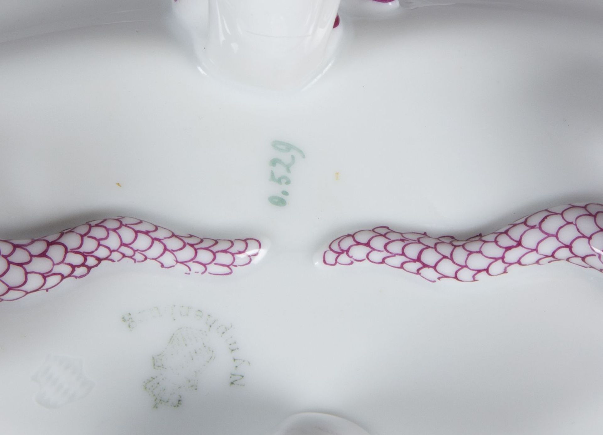 Sauciere Polychrome florale Bemalung. Beidseitige Tüllen in Form von Drachenköpfen. Geprägtes Rauten - Bild 3 aus 4