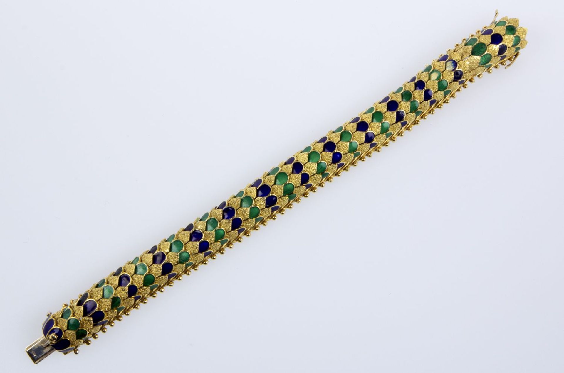 Armband Gelbgold 750. Halbgewölbt mit beweglichem Schuppendekor. Ausgefasst mit kobaltblauem und sma - Bild 2 aus 2