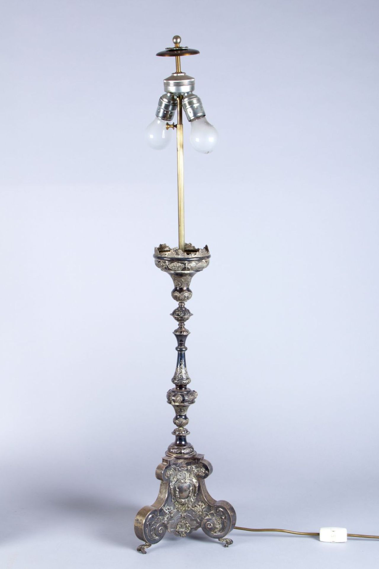 Tischlampe Metall. 2-flammig. Kirchenleuchter aus Weißmetall mit dreiseitigem Sockel und Balustersch