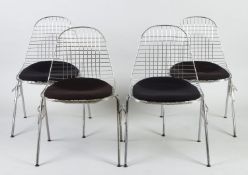 Satz von 4 Wire Chairs DRX Verchromtes Metallgestell. Sitzauflage mit schwarzem Stoffbezug.