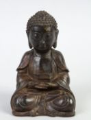 Buddha Bronze. Reste einer Goldfassung. Im Lotossitz (padmasana) mit den Händen in der Meditationsge