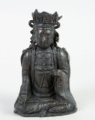 Buddha Bronze. Im Lotossitz (padmasana). Die rechte Hand liegt auf dem rechten Bein auf, die linke H