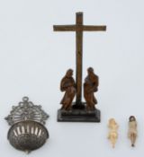 Miniatur-Kreuzigungsgruppe, 2 Miniatur-Christus-Korpusse und Weihwasserkesselchen Verschiedene Mater