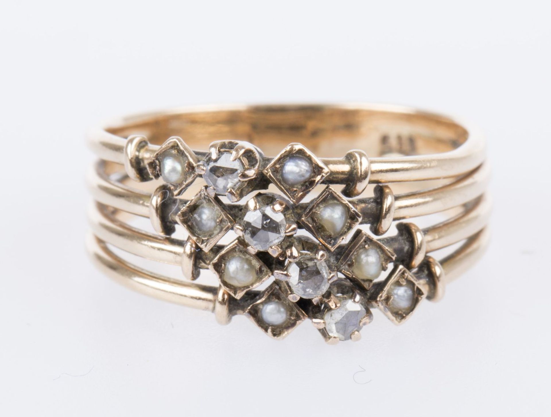Diamant-Perlring Gelbgold 585. Ausgefasst mit kleinen Perlen und Dia.-Rosen. RG 56. Ca. 4,3 g. - Bild 2 aus 3