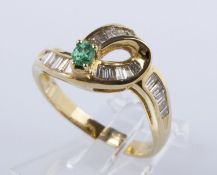 Smaragd-Diamant-Ring Gelbgold 585. Ausgefasst mit ovalem Smaragd, facettiert geschliffen und kleinen