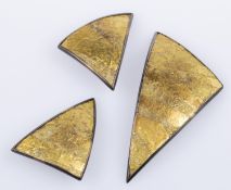 Set aus 1 Paar Ohrclips und Brosche von Erico Nagai Silber und Gold. Dreieckige Form. Künstlersignet