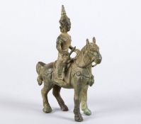 Reiterfigur Bronze, grün patiniert. Krieger mit Schwert in der rechten Hand auf einem Pferd reitend.