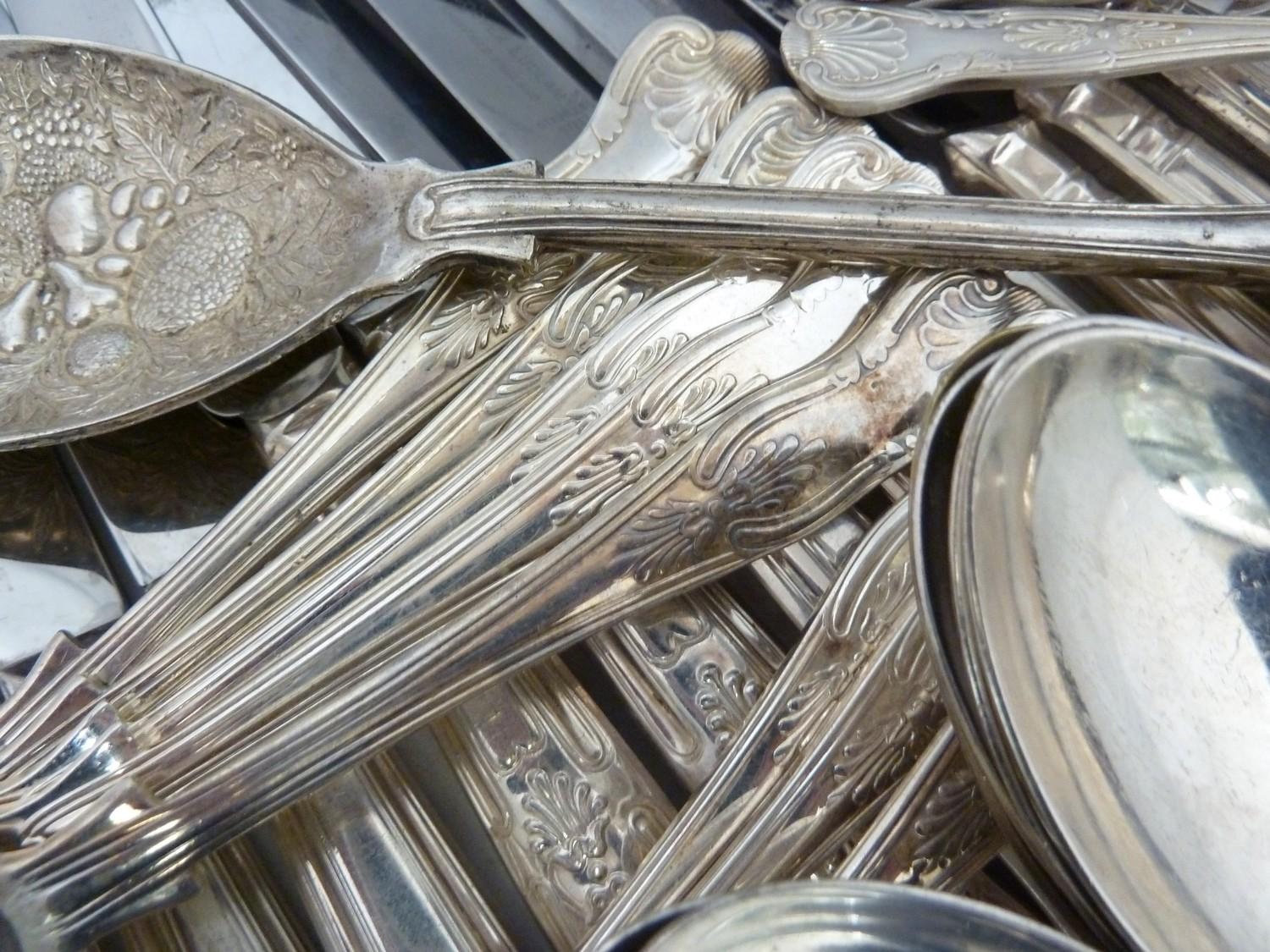 A canteen of silver plated cutlery, Kings Pattern, comprises: 8 dinner knives, 8 dinner forks; 8 - Image 10 of 12