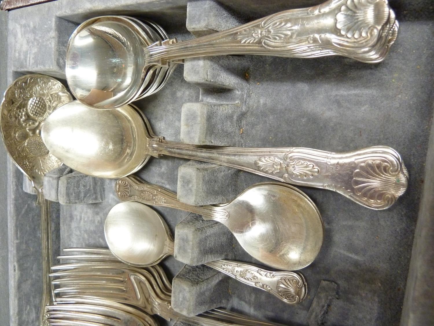 A canteen of silver plated cutlery, Kings Pattern, comprises: 8 dinner knives, 8 dinner forks; 8 - Image 6 of 12